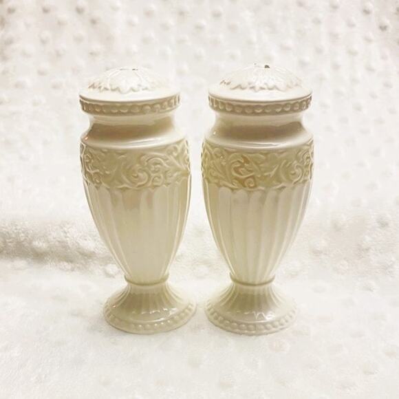 Vintage Ceramic Victorian Style Elegant Salt & Pepper Shaker Set-NEW - Picture 5 of 5